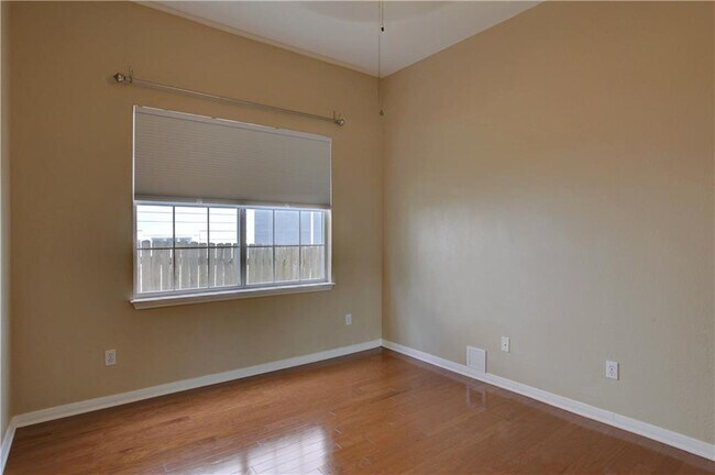 Building Photo - 1905 Kinney Ave