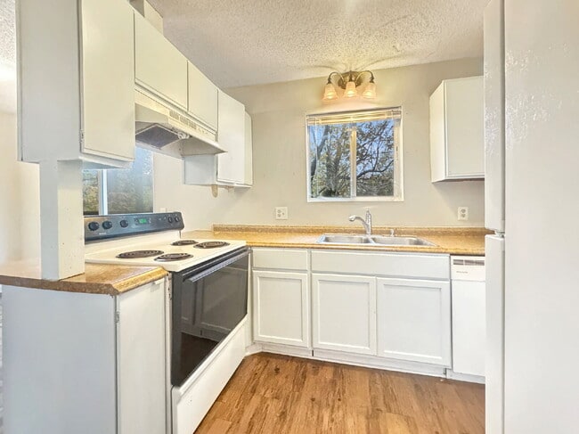 Building Photo - Duplex Available Immediately in North Hall