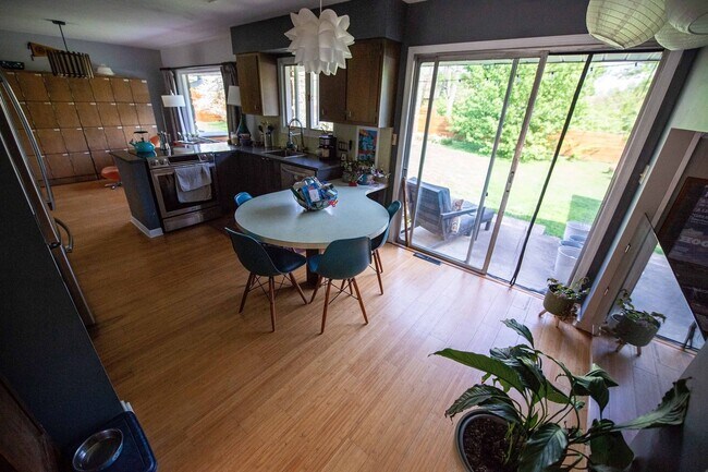 Building Photo - Short Term Rental Family Home