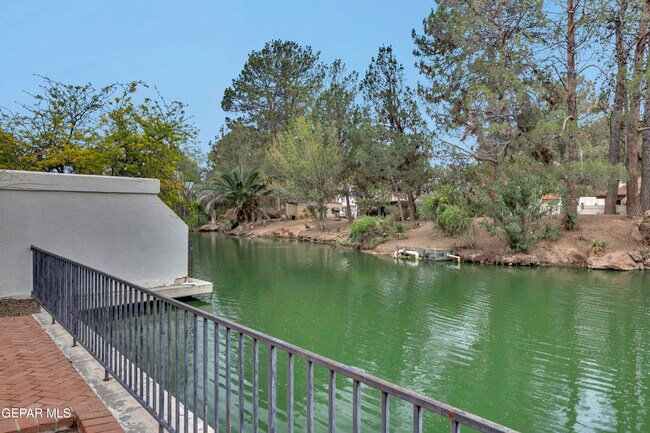 Building Photo - 620 Lakeway Dr