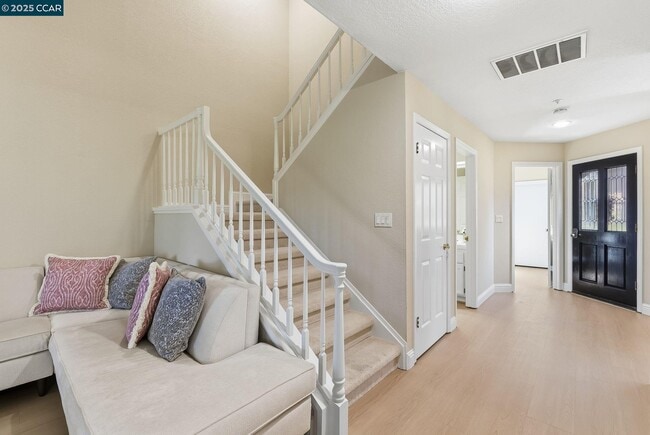 Building Photo - 121 Haslemere Ct