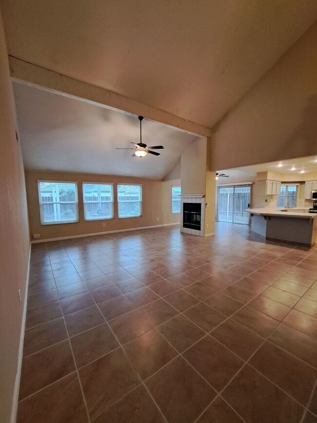 Building Photo - Stunning Large 4 Bedroom Home! Located Near Cedar & Nees!