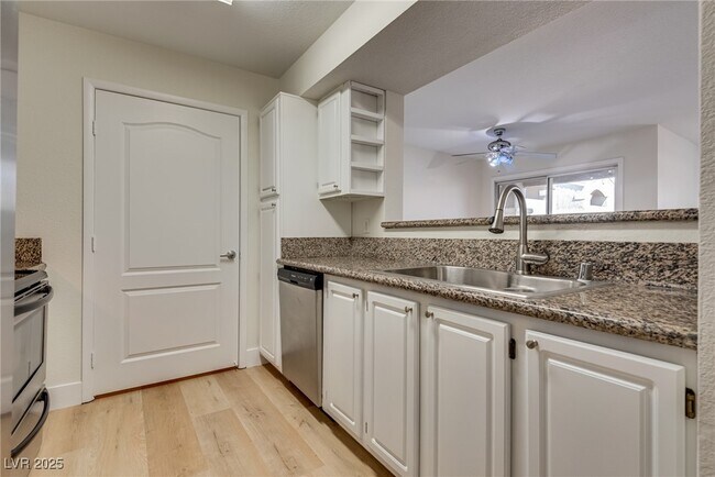 Building Photo - 5055 W Hacienda Ave