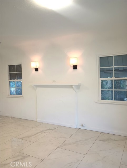 Building Photo - 1580 N Orange Grove Ave