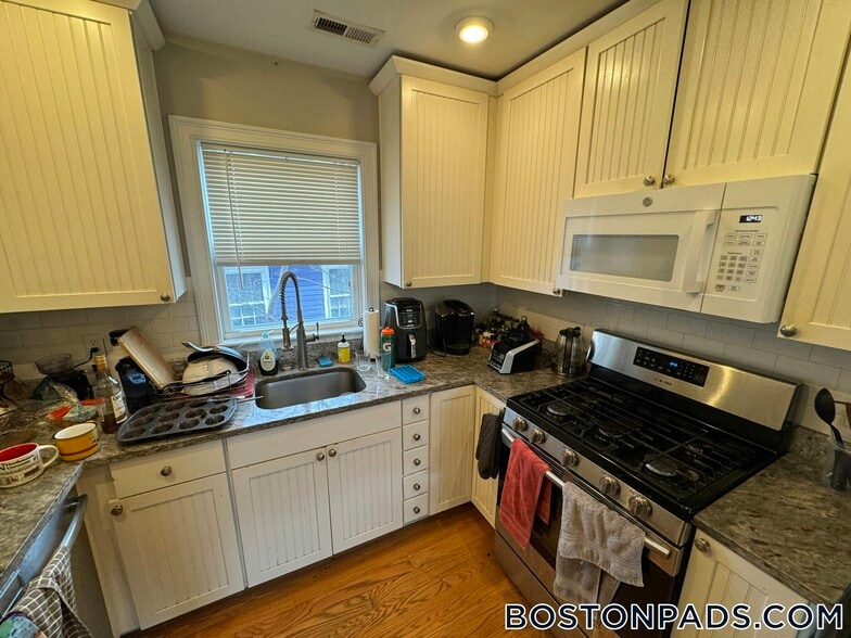 Building Photo - 183 River St