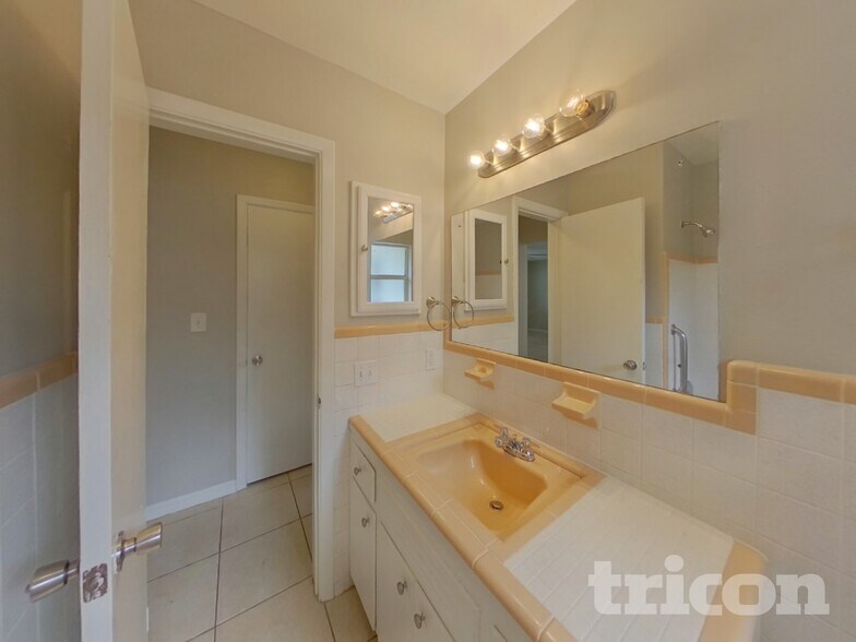 Building Photo - 2529 Brentwood Dr