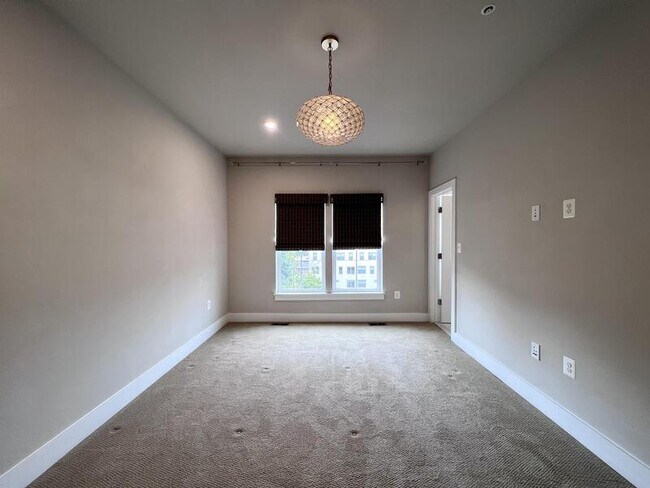 Building Photo - 818 Fern Pl NW