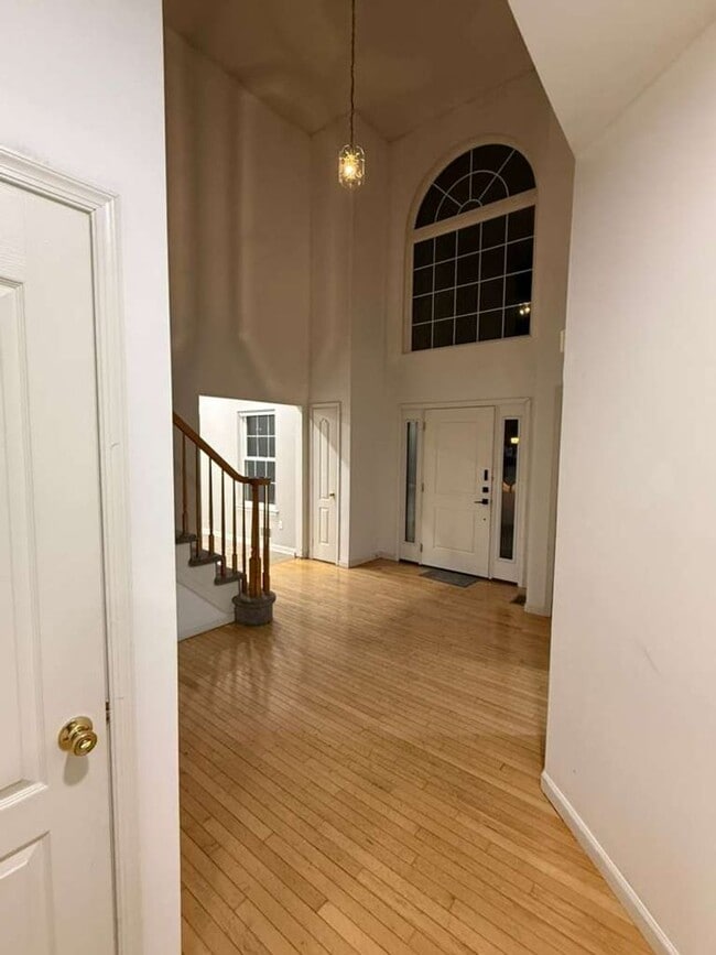 Building Photo - Stunning Home with Private Pool in Manchester