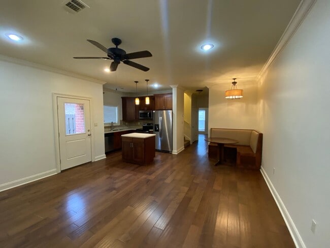 Building Photo - 1016 Villa Dr