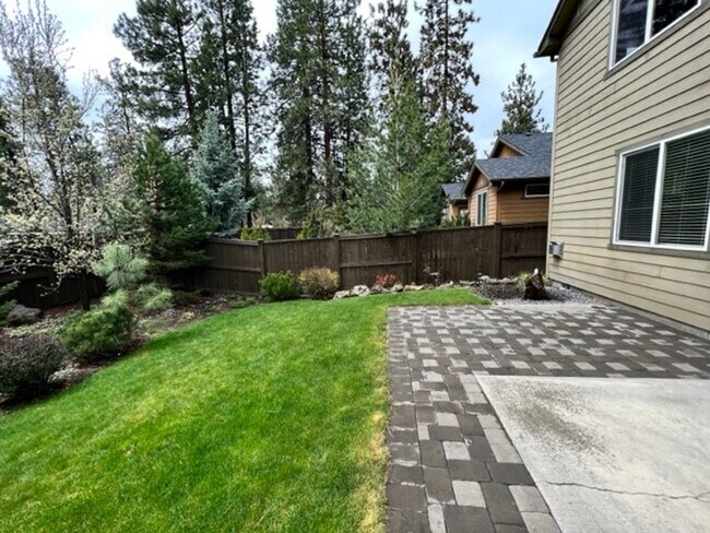 Building Photo - Three Bedroom in SW Bend Aspen Rim Neighborhood