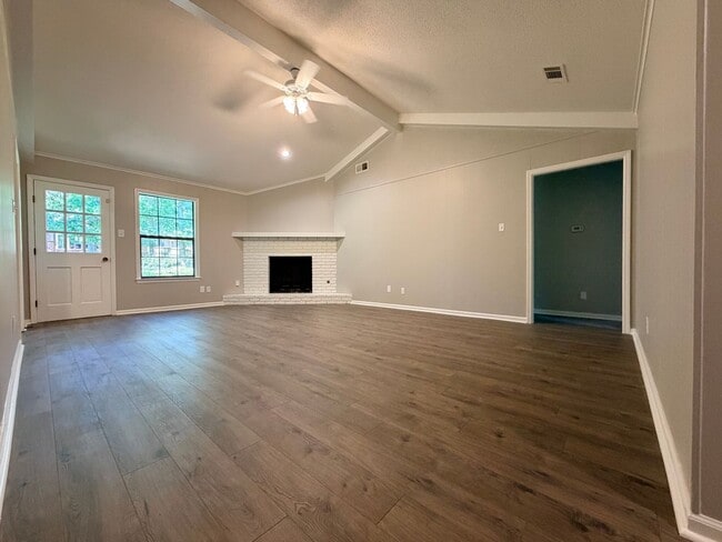 Building Photo - Buy or Lease!