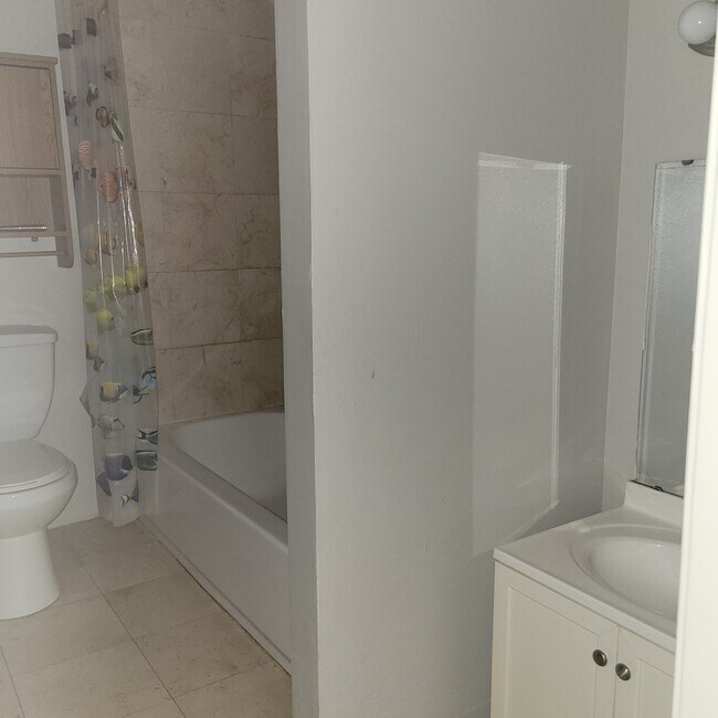 Full Bathroom - 5016 FM 1765