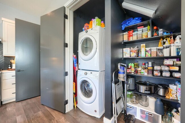Building Photo - End Unit Townhome