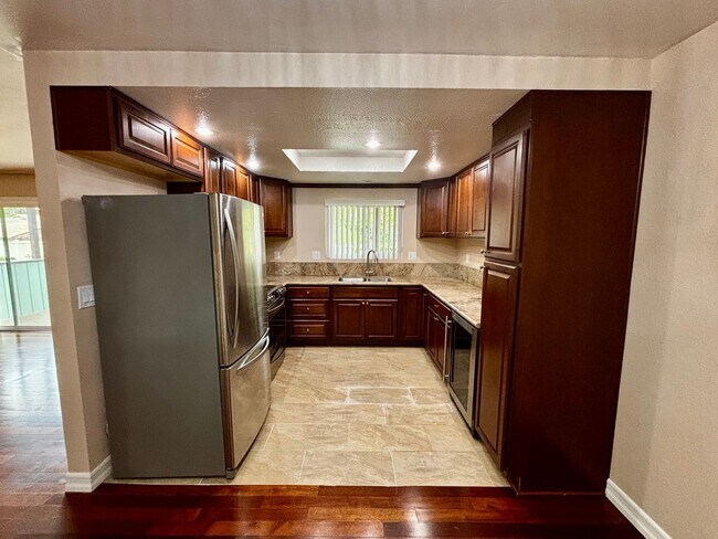 Building Photo - Updated and Spacious 2 bed 1.5 bath