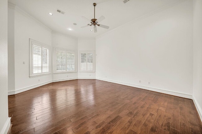 Building Photo - Exceptional 5-bedroom home (2 down) in des...