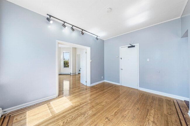 Building Photo - 816 20th St