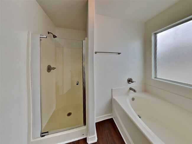 Building Photo - 2013 Briar Grove Dr