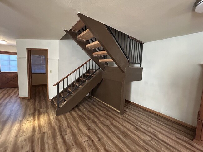 Building Photo - "Charming 2-Bed Townhouse Oasis with 2.5 Baths in Prime Las Vegas Location!"