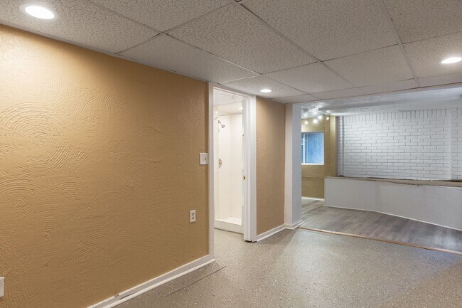 Building Photo - Updated 3BR 3 bath House with off street p...