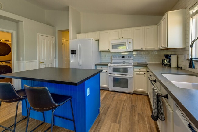 Building Photo - 2730 E Terrace Ave