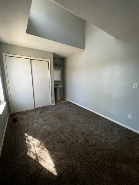 Building Photo - Downtown 2bd Townhouse! Balcony, off-street parking!