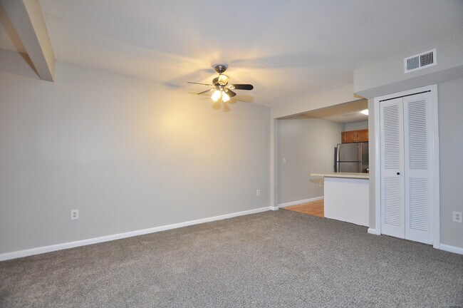 Building Photo - 710 Twin Circle Dr