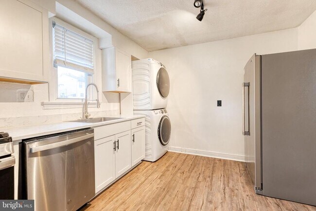 Building Photo - 5412 Clifton Ave