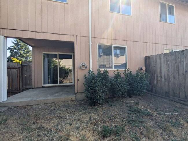 Building Photo - 3 bdrm/2 bthrm Duplex with Single Car Gara...