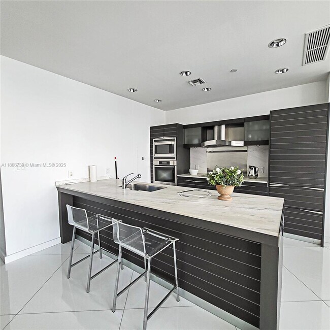 Building Photo - 200 Biscayne Blvd Way