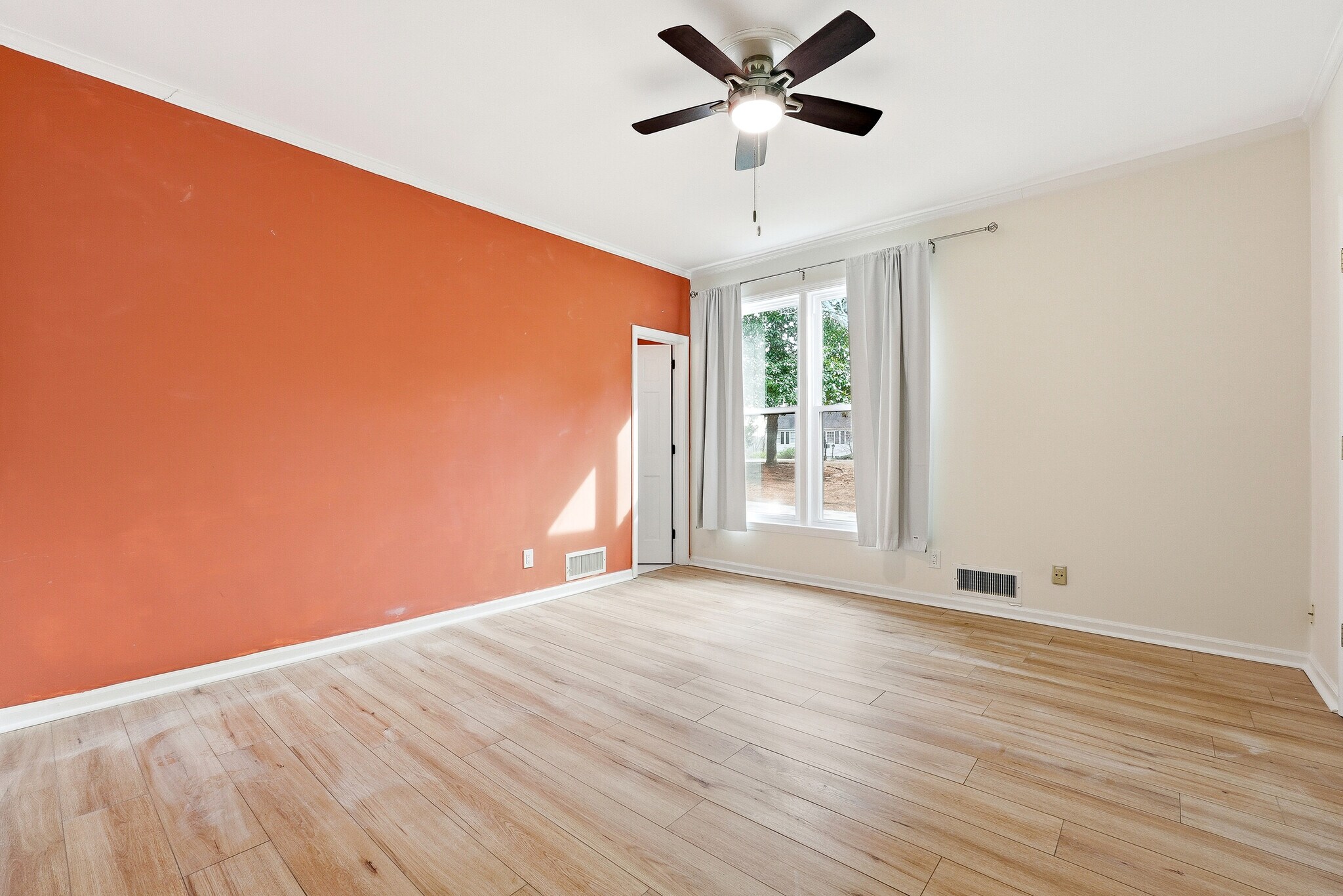 Building Photo - Room in House on River Park Dr