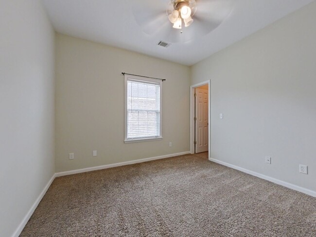 Building Photo - 4858 Somerset Dr