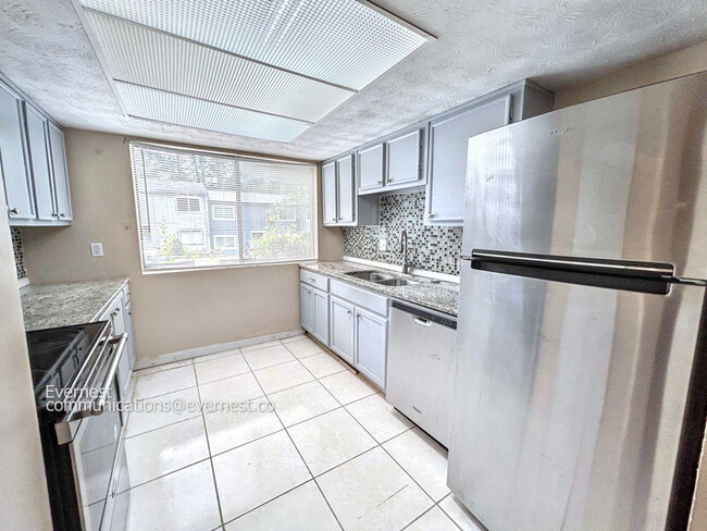 Building Photo - 925 Pine Oak Trail