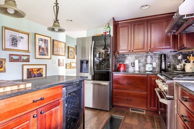 Building Photo - 15 Ferry St