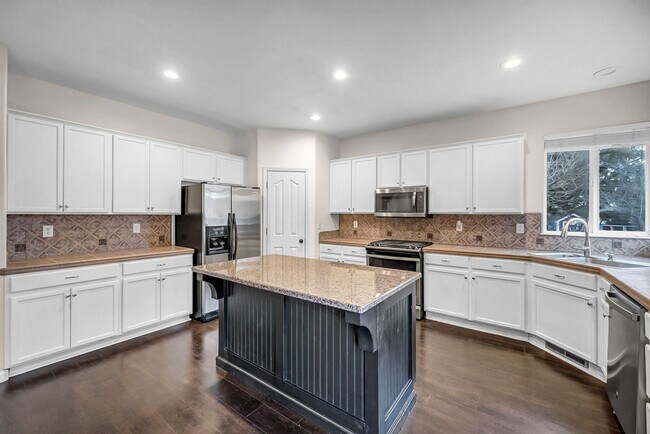 Building Photo - Enjoy this Spectacular Parklike backyard with Landscaping Included in Rent