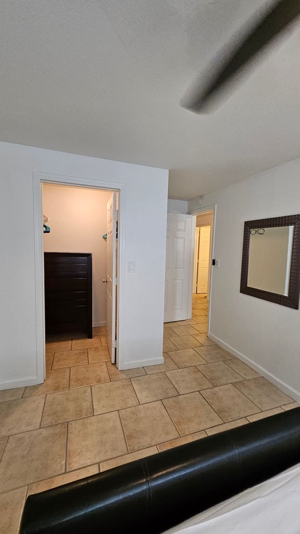Building Photo - Turned key fully furnished 3 bedroom in Ki...