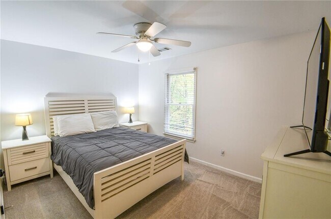 Building Photo - 1865 Oak Tree Hollow