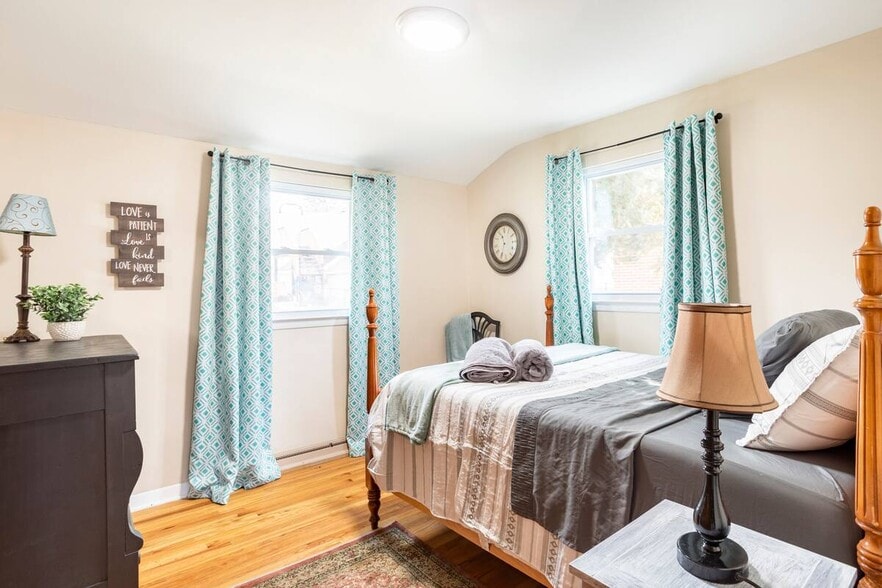 Building Photo - 2346 Pine St