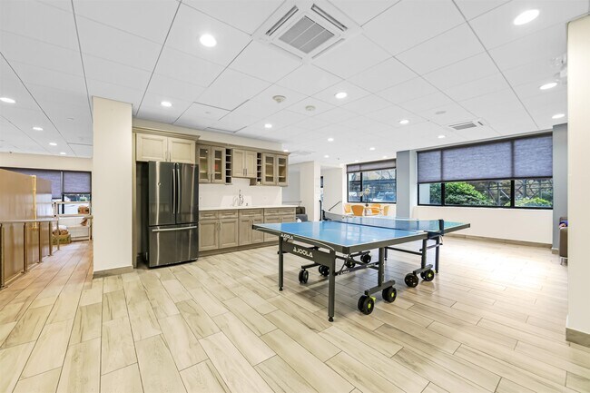 Building Photo - 45 River Dr S