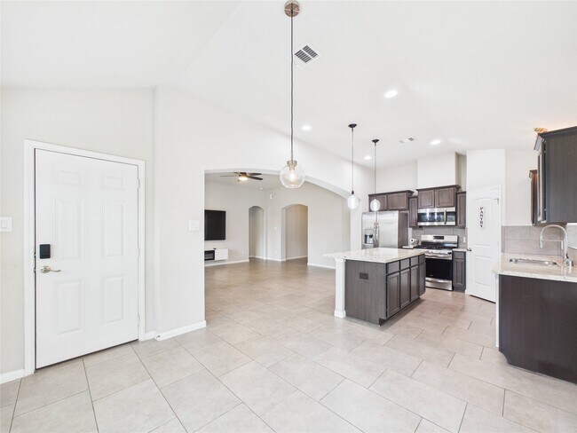 Building Photo - 721 Rim Water Dr