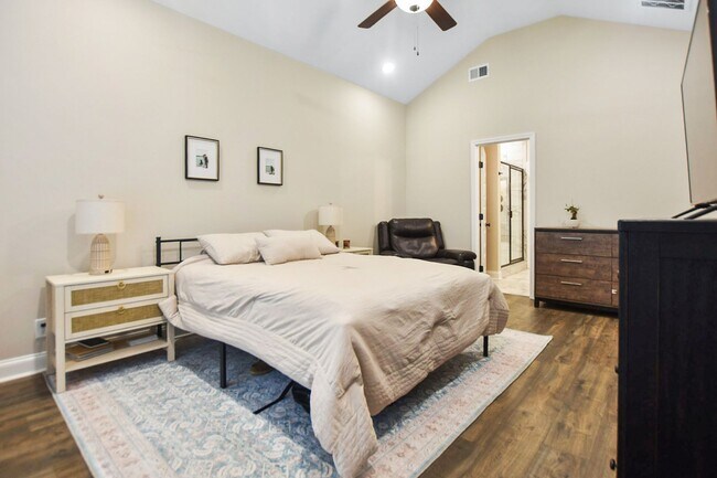 Building Photo - Pet Friendly Three Bedroom!