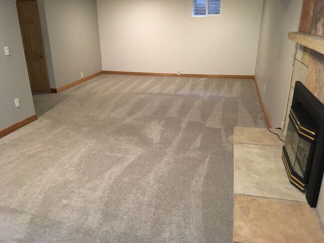 Building Photo - 4 BR, 3 FULL BATHS, Great TABLE MESA Neigh...