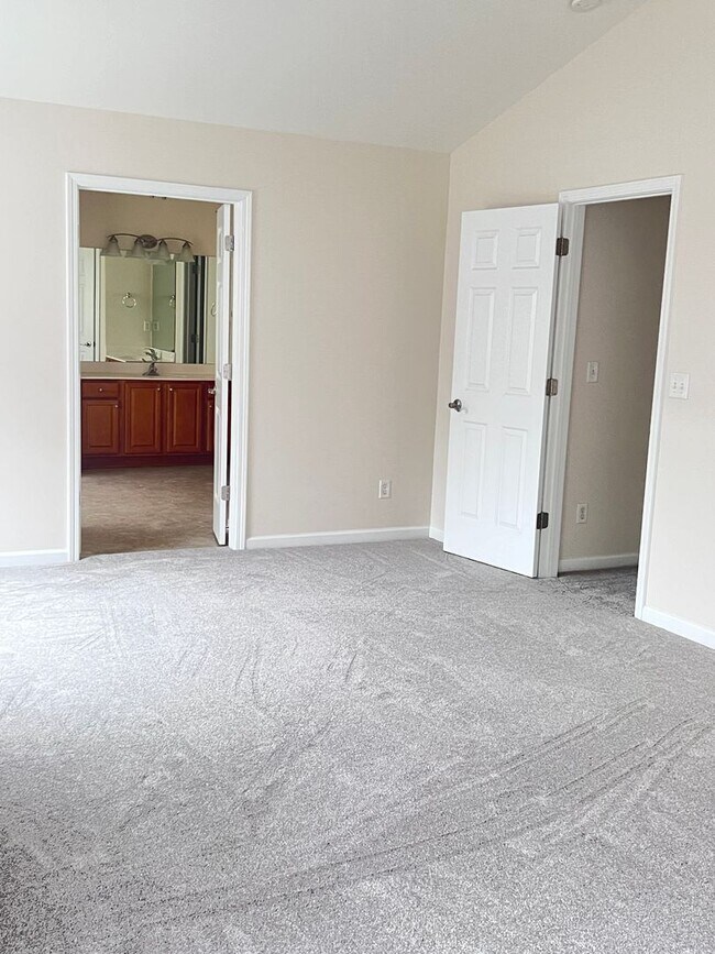 Building Photo - Spacious House in Woodfin/ 4 bedrooms-2.5 ...