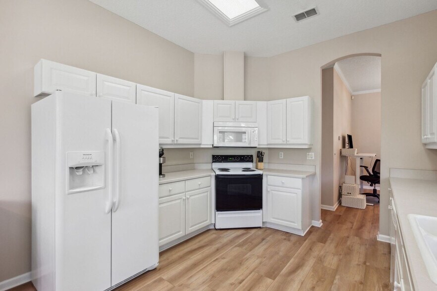 Building Photo - 2888 Tidewater St