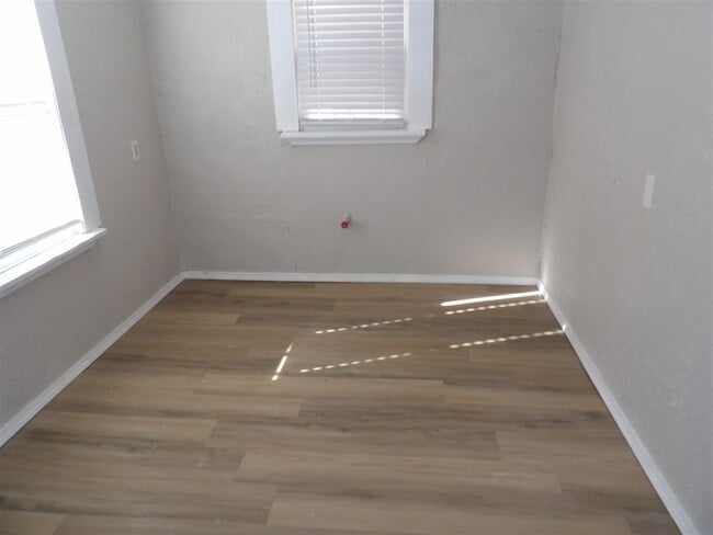 Building Photo - 316 NW Columbia Ave