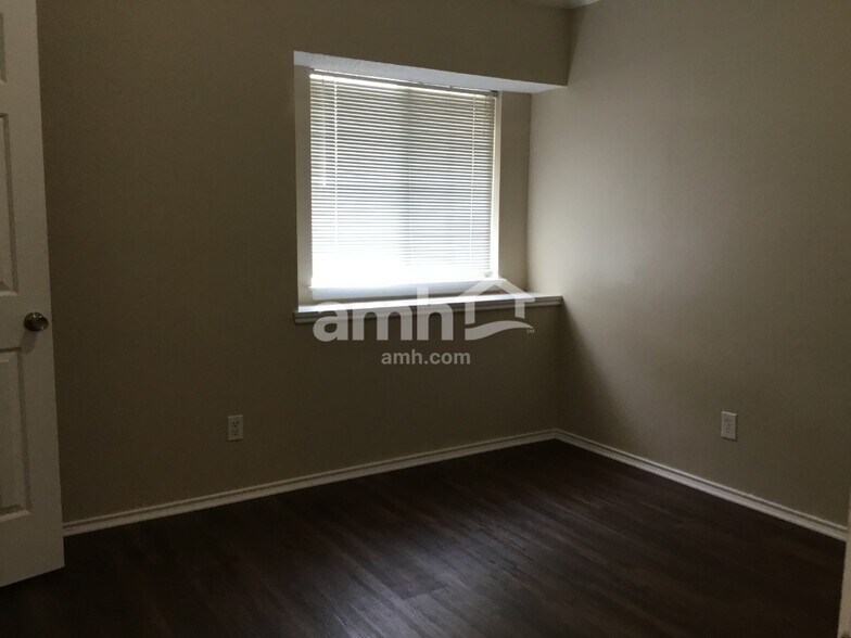 Building Photo - 923 Plantation Dr