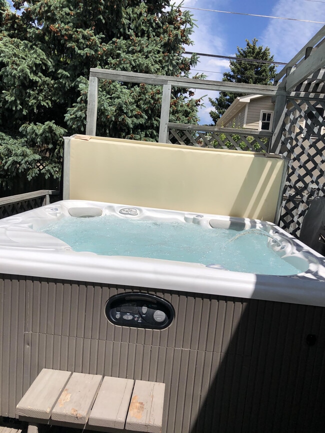 Building Photo - 1015 Forest Ave