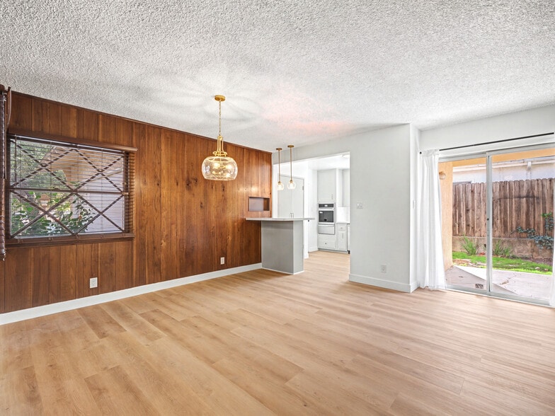 Building Photo - 4413 Canoga Dr