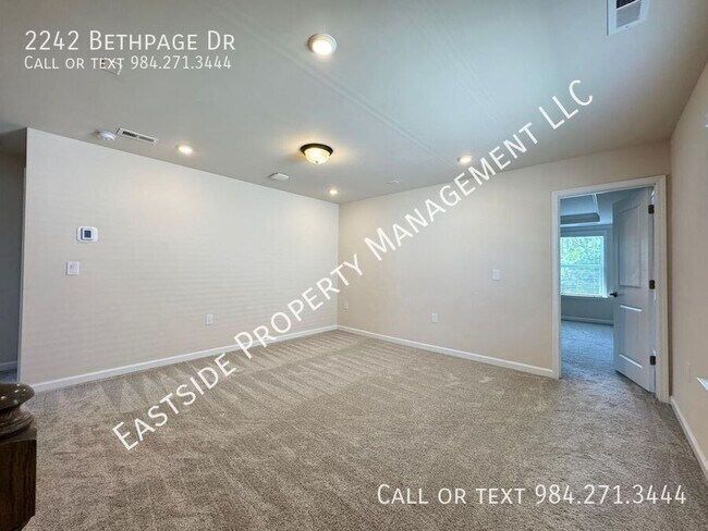 Building Photo - 2242 Bethpage Dr