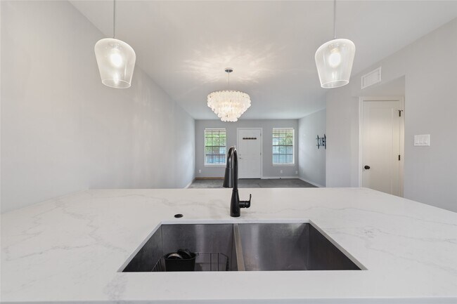 Building Photo - 9015 Gaylord Dr