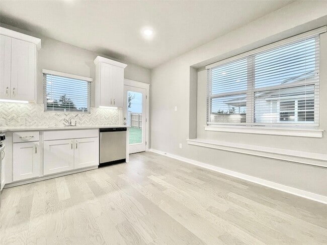 Building Photo - 2415 Lakey Cv